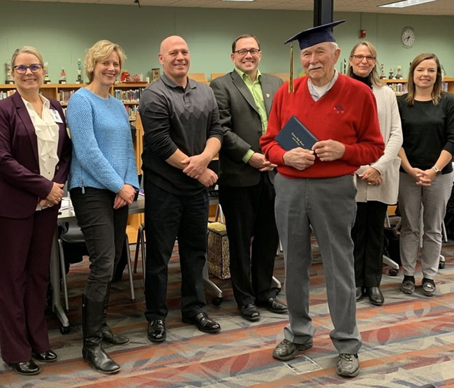 Donald Doll 91 tuổi đ&atilde; nhận bằng tốt nghiệp trung học sau khi bỏ dở việc học để gia nhập hải qu&acirc;n năm 1945.
