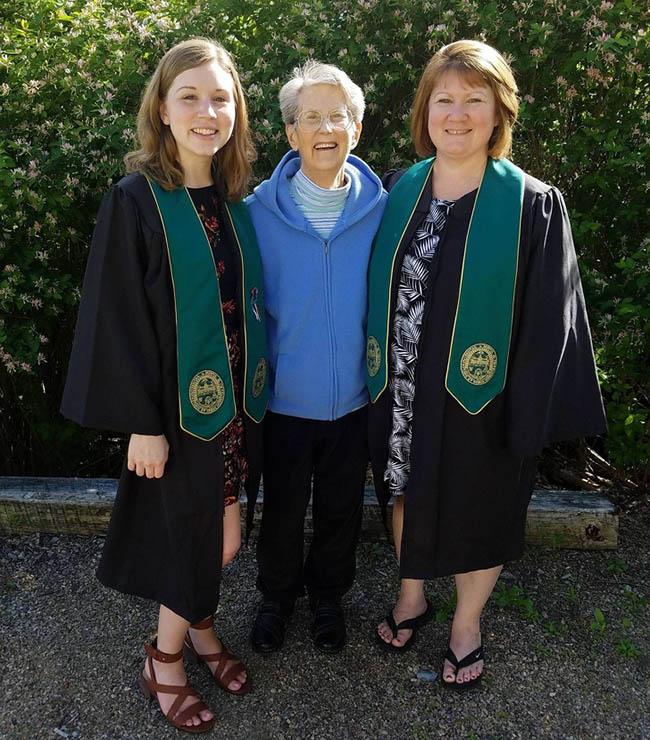 "T&ocirc;i đ&atilde; tốt nghiệp c&ugrave;ng với mẹ v&agrave;o th&aacute;ng 5 năm ngo&aacute;i, đ&oacute; l&agrave; một ng&agrave;y tr&agrave;n đầy sự tự h&agrave;o m&agrave; t&ocirc;i d&agrave;nh cho mẹ m&igrave;nh".
