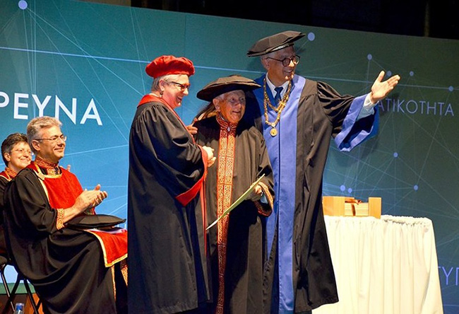 Từ người b&aacute;n tr&aacute;i c&acirc;y cho đến l&agrave; người tốt nghiệp lớn tuổi nhất tại đại học n&agrave;y.
