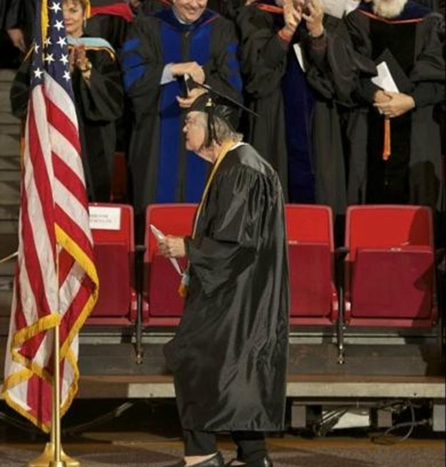 "Phần hay nhất trong buổi lễ tốt nghiệp của t&ocirc;i th&aacute;ng trước. B&agrave; ấy bước l&ecirc;n nhận bằng tốt nghiệp trong tiếng reo h&ograve; của tất cả mọi người".
