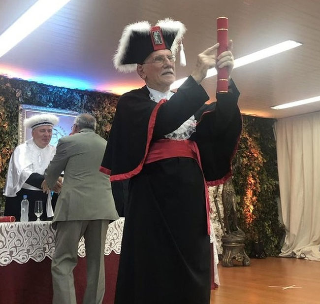 "Một người bạn của t&ocirc;i đ&atilde; tốt nghiệp trường luật ở tuổi 94".
