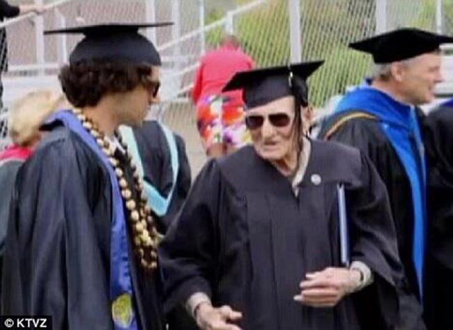 Tuổi t&aacute;c chỉ l&agrave; con số, Leo Plass tốt nghiệp ở tuổi 99.
