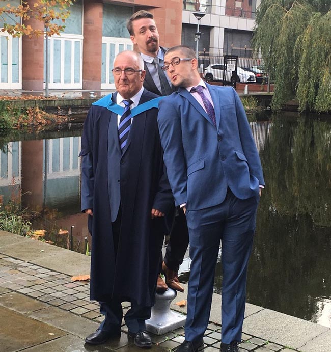 "Bố t&ocirc;i vừa tốt nghiệp ở tuổi 77 v&agrave; mẹ t&ocirc;i muốn c&oacute; một bức ảnh chụp 3 ch&agrave;ng trai tuyệt vời nhất của b&agrave;".
