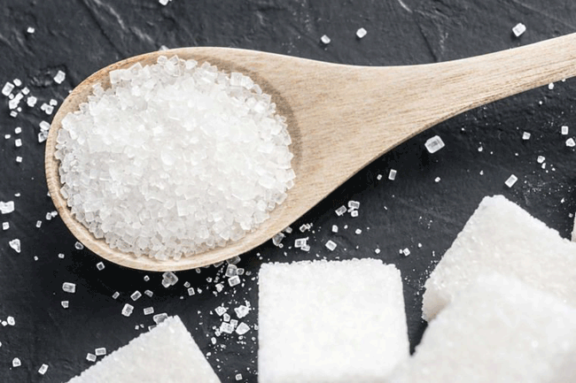 6. Đường: Tương tự như muối, đường cũng c&oacute; thể tồn tại m&atilde;i m&atilde;i nếu tr&aacute;nh xa độ ẩm v&agrave; nguồn nhiệt. C&aacute;c loại đường trắng, đường th&ocirc;, đường n&acirc;u, đường bột, đường thay thế,... đều kh&ocirc;ng lo bị hết hạn.
