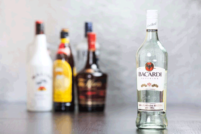 7. Rượu c&oacute; thể &ldquo;bất tử&rdquo; nếu được lưu trữ ở nơi m&aacute;t mẻ v&agrave; chưa mở nắp. Ngay sau khi lần đầu ti&ecirc;n tiếp x&uacute;c với kh&ocirc;ng kh&iacute;, n&oacute; c&oacute; thể bắt đầu mất hương vị v&agrave; cấu tr&uacute;c do qu&aacute; tr&igrave;nh oxy h&oacute;a. Rượu cũng c&oacute; thể bị ảnh hưởng nếu tiếp x&uacute;c với điều kiện thời tiết khắc nghiệt, &aacute;nh s&aacute;ng mạnh hoặc n&oacute;ng. Một phần l&agrave; do nhiệt độ c&oacute; thể ph&aacute; vỡ một loại ph&acirc;n tử hữu cơ gọi l&agrave; terpene c&oacute; trong rượu.
