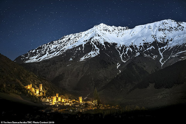 10. Yevhen Samuchenko ở Ukraine đ&atilde; được trao giải &Aacute; qu&acirc;n trong hạng mục th&agrave;nh phố v&agrave; thi&ecirc;n nhi&ecirc;n, Mestia, một th&agrave;nh phố nhỏ ở Georgia v&agrave;o ban đ&ecirc;m.
