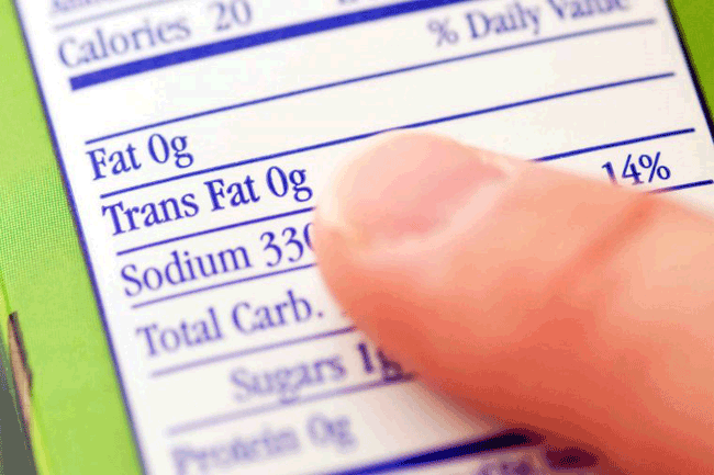 7. Ăn qu&aacute; nhiều chất b&eacute;o: Chất b&eacute;o chuyển h&oacute;a l&agrave;m tăng lượng cholesterol xấu, đồng thời l&agrave;m giảm lượng cholesterol tốt của cơ thể. Bạn c&oacute; thể t&igrave;m thấy ch&uacute;ng trong hầu hết c&aacute;c m&oacute;n nướng, đồ ăn nhẹ đ&oacute;ng g&oacute;i sẵn như khoai t&acirc;y chi&ecirc;n v&agrave; bỏng ng&ocirc;. Một số nh&agrave; h&agrave;ng thậm ch&iacute; c&ograve;n th&ecirc;m một dạng chất b&eacute;o chuyển h&oacute;a v&agrave;o nồi chi&ecirc;n để họ kh&ocirc;ng phải thay dầu thường xuy&ecirc;n.

