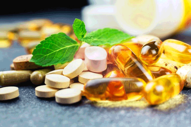 9. Một số thảo dược bổ sung v&agrave; vitamin: Uống qu&aacute; nhiều chất bổ sung c&oacute; thể g&oacute;p phần g&acirc;y tổn thương gan. Vai tr&ograve; của gan l&agrave; lọc chất độc v&agrave; n&oacute; thực hiện điều n&agrave;y th&ocirc;ng qua một qu&aacute; tr&igrave;nh trao đổi chất phức tạp để ph&aacute; vỡ mọi thứ m&agrave; ch&uacute;ng ta ăn v&agrave;o. Trong qu&aacute; tr&igrave;nh n&agrave;y, một số chất bổ sung c&oacute; thể g&acirc;y hại cho gan. C&aacute;ch tốt nhất l&agrave; n&ecirc;n tham khảo &yacute; kiến của b&aacute;c sĩ v&agrave; dược sĩ c&oacute; chuy&ecirc;n m&ocirc;n trước khi bổ sung bất cứ vitamin v&agrave; thảo dược n&agrave;o.
