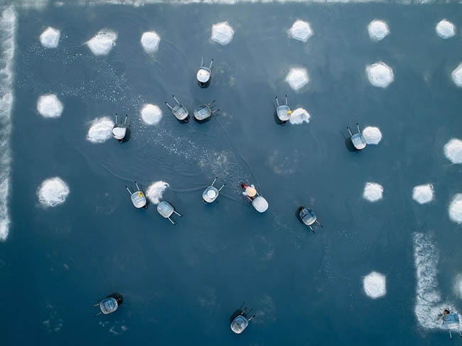 8. C&ocirc;ng nh&acirc;n thu hoạch muối biển từ c&aacute;nh đồng muối H&ograve;n Kh&ocirc;i ở Nha Trang v&agrave;o m&ugrave;a kh&ocirc;. Ảnh: Thi&ecirc;n Nguyễn.
