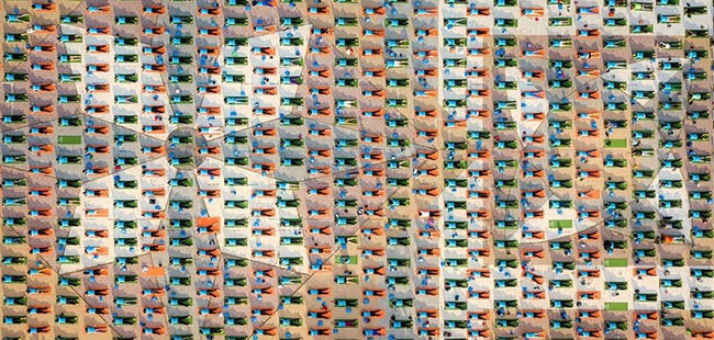 9. C&aacute;c học vi&ecirc;n yoga m&ocirc; h&igrave;nh một quảng trường ở Nha Trang, một th&agrave;nh phố ven biển ở miền Nam Việt Nam. Ảnh: Hưng Phạm
