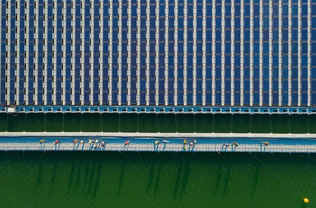 10. C&ocirc;ng nh&acirc;n tr&ecirc;n đường trở về tại một nh&agrave; m&aacute;y điện mặt trời ở miền Trung. Ảnh: Trung Phạm.
