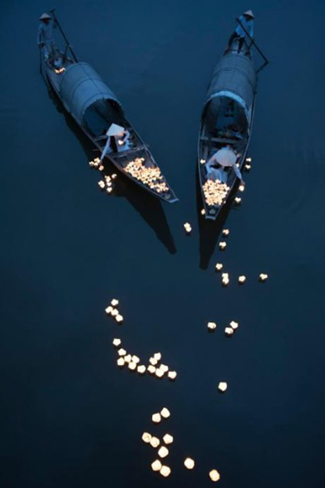 12. Trong những ng&agrave;y lễ, hoa tr&ocirc;i qua s&ocirc;ng Hương ở trung t&acirc;m th&agrave;nh phố Huế của Việt Nam. Ảnh: Ng&ocirc; Dung.
