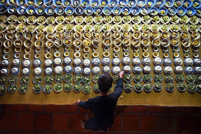 6. C&aacute;c m&oacute;n ăn được chuẩn bị cho một lễ hội ở Vũng T&agrave;u. Ảnh: Hữu T&acirc;m.
