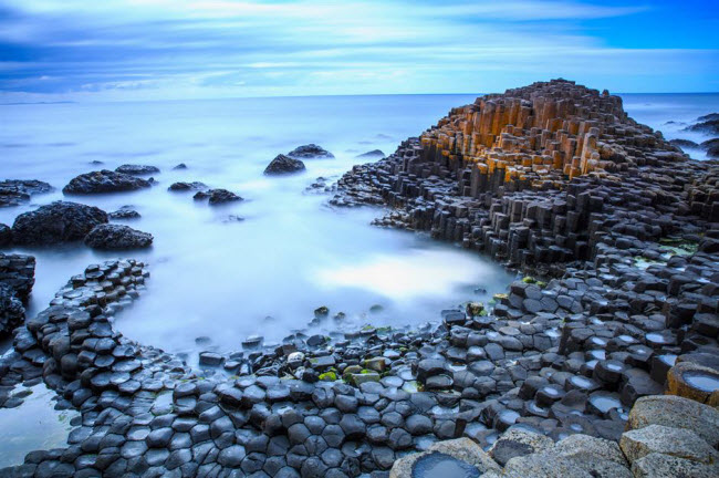 Ghềnh đ&aacute; cổ Giant's Causeway, Bắc Ireland: Ghềnh đ&aacute; bao gồm 40.000 trụ đ&aacute; bazan h&igrave;nh th&agrave;nh từ dung nham n&uacute;i lửa cổ đại, l&agrave; một trong những kỳ quan ấn tượng nhất tại v&ugrave;ng bờ biển Antrim.
