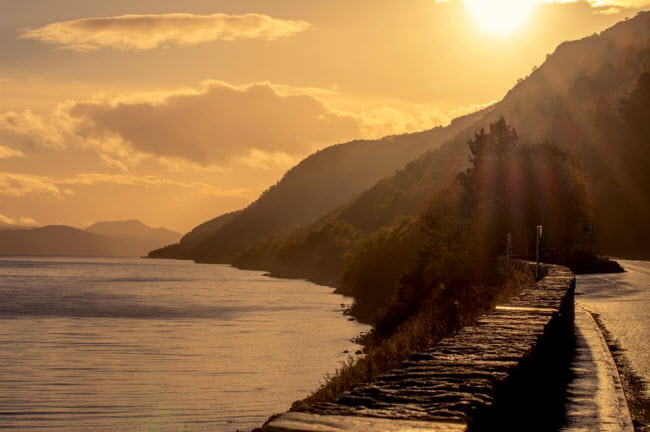 Hồ Loch Ness, Scotland: Nơi đ&acirc;y nổi tiếng với c&aacute;c c&acirc;u chuyện về qu&aacute;i vật khổng lồ b&iacute; ẩn. Người d&acirc;n địa phương cũng tin rằng, hồ Loch Ness cũng l&agrave; nơi sinh sống của những ph&ugrave; thủy
