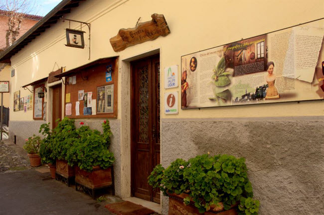 Triora, Italia: Ng&ocirc;i l&agrave;ng nhỏ ở v&ugrave;ng Liguria, Italia, được mệnh danh l&agrave; vương quốc của những ph&ugrave; thủy. V&agrave;o thế kỷ thứ 16, &iacute;t nhất 40 người đ&atilde; bị tra tấn v&agrave; thi&ecirc;u sống, do họ bị c&aacute;o buộc l&agrave; ph&ugrave; thủy ph&aacute; hoại m&ugrave;a m&agrave;ng của người d&acirc;n. Điểm hấp dẫn với du kh&aacute;ch khi tới Triora l&agrave; c&aacute;c lễ hội Halloween v&agrave; ph&ugrave; thủy.

