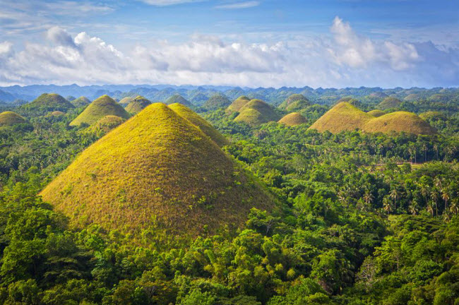 Đồi s&ocirc;-c&ocirc;-la, Philippines: C&aacute;c ngọn đồi h&igrave;nh n&oacute;n ở Philippines được cho l&agrave; b&atilde;i chiến trường của hai người khổng lồ khi họ n&eacute;m b&ugrave;n v&agrave; đ&aacute; v&agrave;o nhau cho tới khi kiệt sức. Một truyền thuyết kh&aacute;c kể rằng, c&aacute;c quả đồi l&agrave; nước mắt kh&ocirc; của một người khổng lồ đa t&igrave;nh, khi anh ta thương tiếc người y&ecirc;u xấu số.
