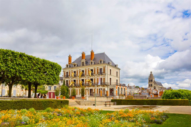 La Maison de la Magie Robert-Houdin, Ph&aacute;p: Bảo t&agrave;ng La Maison de la Magie Robert-Houdin l&agrave; điểm du lịch hấp dẫn nhất tại th&agrave;nh phố Blois. Nơi đ&acirc;y giới thiệu về lịch sử của ảo thuật v&agrave; nh&agrave; ảo thuật t&agrave;i ba Robert-Houdin c&ugrave;ng c&aacute;c buổi tr&igrave;nh diễn ảo thuật trực tiếp.
