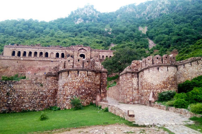 Ph&aacute;o đ&agrave;i Bhangarh, Ấn Độ: Được mệnh d&agrave;nh l&agrave; địa điểm &ldquo;ma &aacute;m&rdquo; đ&aacute;ng sợ nhất ở Ấn Độ, ph&aacute;o đ&agrave;i từ thế kỷ 17 li&ecirc;n quan tới truyền thuyết về &nbsp;một ph&ugrave; thủy đem l&ograve;ng y&ecirc;u một c&ocirc;ng ch&uacute;a trong v&ugrave;ng. Kh&ocirc;ng được c&ocirc;ng ch&uacute;a đ&aacute;p lại, t&ecirc;n ph&ugrave; thủy định cho c&ocirc; uống b&ugrave;a y&ecirc;u, nhưng kế hoạch bị bại lộ v&agrave; c&ocirc;ng ch&uacute;a d&ugrave;ng nước th&aacute;nh để xua đuổi hắn. Trước khi rời đi, t&ecirc;n ph&ugrave; thủy đ&atilde; kịp d&aacute;n một l&aacute; b&ugrave;a nguyền rủa l&ecirc;n ph&aacute;o đ&agrave;i.
