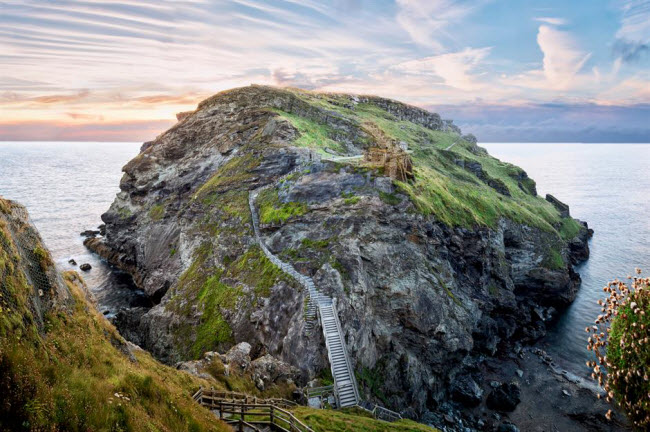 L&acirc;u đ&agrave;i Tintagel, Anh: t&agrave;n t&iacute;ch của l&acirc;u đ&agrave;i Tintagel b&iacute; ẩn ở Cornwall được cho l&agrave; nơi vua Arthur huyền thoại ch&agrave;o đời v&agrave;o thế kỷ thứ 6. Ng&agrave;y nay, l&acirc;u đ&agrave;i l&agrave; một trong những địa điểm du lịch hấp dẫn nhất ở Anh.
