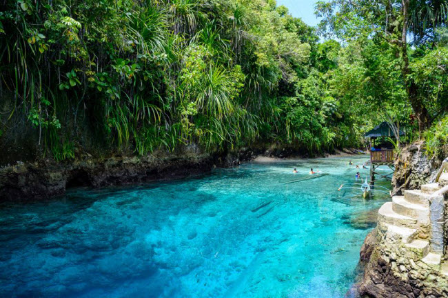 S&ocirc;ng thi&ecirc;ng Hinatuan, Philippines: D&ograve;ng s&ocirc;ng c&oacute; nước xanh kỳ ảo chảy qua khu rừng nguy&ecirc;n sinh tr&ecirc;n đảo. Người d&acirc;n địa phương tin rằng, m&agrave;u xanh ngọc b&iacute;ch của d&ograve;ng s&ocirc;ng được tạo ra bởi c&acirc;y đũa thần của c&aacute;c c&ocirc; ti&ecirc;n.
