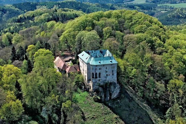 L&acirc;u đ&agrave;i Houska, Cộng h&ograve;a Czech: L&acirc;u đ&agrave;i với phong c&aacute;ch G&ocirc;-t&iacute;ch được x&acirc;y dựng v&agrave;o thế kỷ thứ 3. Người d&acirc;n địa phương cho rằng, c&ocirc;ng tr&igrave;nh được x&acirc;y dựng tr&ecirc;n lối xuống địa ngục để ngăn chặn ma quỷ trốn tho&aacute;t l&ecirc;n trần gian.
