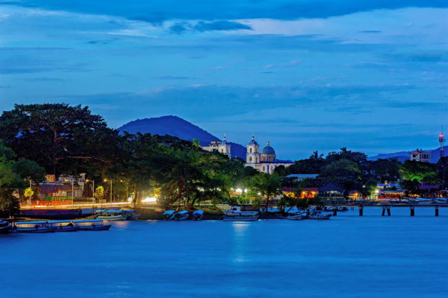 Catemaco, Mexico: Được mệnh danh l&agrave; v&ugrave;ng đất của ph&ugrave; thủy, Catemaco l&agrave; điểm đến của những du kh&aacute;ch t&ograve; m&ograve; từ khắp nơi tr&ecirc;n thế giới. Họ tới đ&acirc;y để xem c&aacute;c ph&ugrave; thủy thực hiện c&aacute;c nghi lễ cổ xưa hay kh&aacute;m ph&aacute; khu chợ b&aacute;n c&aacute;c đồ vật huyền b&iacute;.
