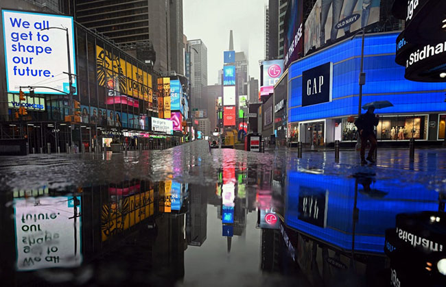 Th&agrave;nh phố New York: Quảng trường Thời đại nơi mỗi ng&agrave;y c&oacute; khoảng 380.000 người đi bộ qua cũng c&oacute; khoảnh khắc vắng lặng như thế n&agrave;y v&igrave; COVID-19.