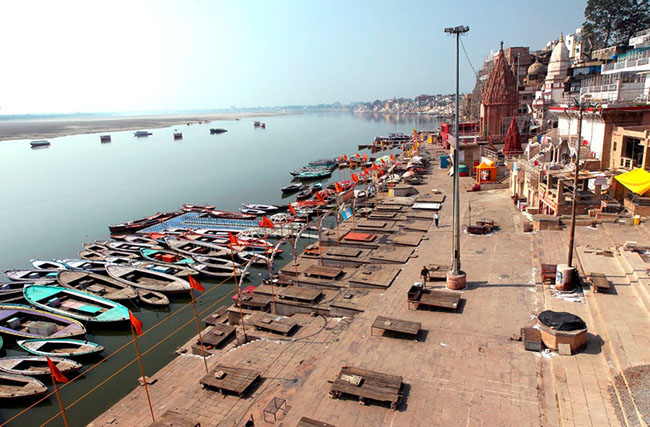 Varanasi, Ấn Độ: Một khung cảnh cho thấy ghat (những bậc thang dẫn xuống nước) hoang vắng tr&ecirc;n bờ s&ocirc;ng Hằng. Thật hiếm khi thấy Varanasi, nơi thường đ&ocirc;ng nghịt du kh&aacute;ch lại y&ecirc;n tĩnh như vậy.