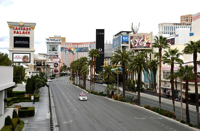 Las Vegas, Mỹ: Nguy&ecirc;n một dải Las Vegas rất vắng lặng với c&aacute;c phương tiện giao th&ocirc;ng thưa thớt v&agrave; hầu như kh&ocirc;ng c&oacute; người đi bộ.