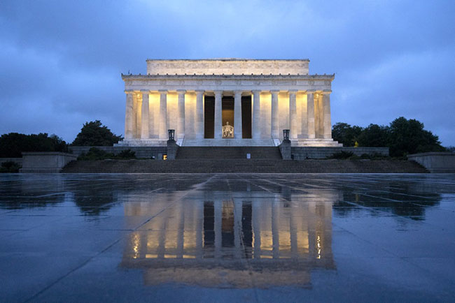 Washington DC, Mỹ: Đ&agrave;i tưởng niệm Lincoln&nbsp;kh&ocirc;ng một b&oacute;ng du kh&aacute;ch.