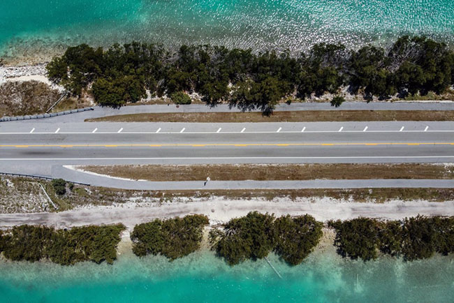 Key Largo, Florida, Mỹ: Một bức ảnh chụp từ tr&ecirc;n cao&nbsp;cho thấy con đường vắng vẻ 905 ở Key Largo, một trong hai tuyến đường duy nhất m&agrave; người l&aacute;i xe c&oacute; thể đi từ Florida đến Florida Keys, một quần đảo san h&ocirc; thấp ở ph&iacute;a Đ&ocirc;ng Nam Hoa Kỳ.&nbsp;