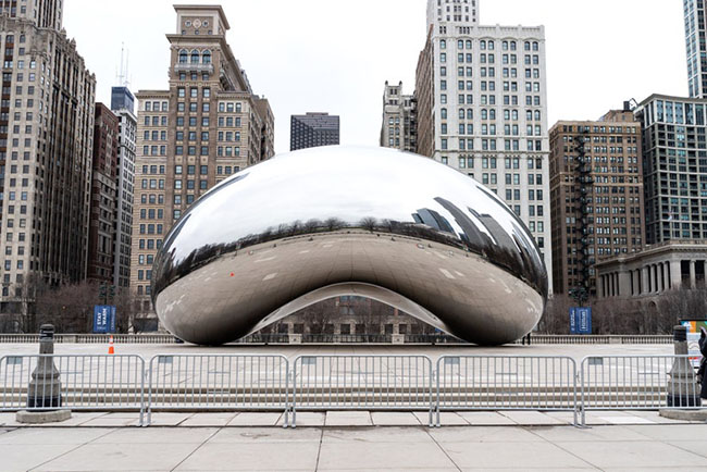Chicago, Mỹ: T&aacute;c phẩm đi&ecirc;u khắc Bean trong C&ocirc;ng vi&ecirc;n Thi&ecirc;n ni&ecirc;n kỷ của Chicago, một địa điểm rất thu h&uacute;t v&agrave; lu&ocirc;n đ&ocirc;ng đ&uacute;c du kh&aacute;ch cũng trở n&ecirc;n vắng vẻ, quạnh quẽ thế n&agrave;y đ&acirc;y.&nbsp;