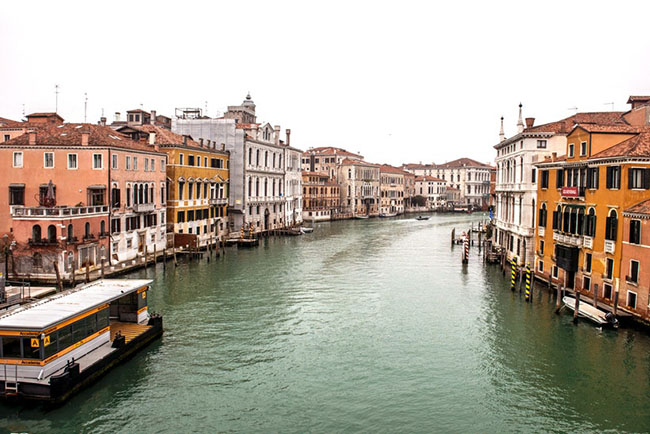 Venice: Đ&acirc;y l&agrave; lần đầu ti&ecirc;n người ta nh&igrave;n thấy c&aacute;c k&ecirc;nh đ&agrave;o v&agrave; đường phố Venice c&oacute; h&igrave;nh ảnh vắng vẻ gần như si&ecirc;u thực trong bối cảnh nước &Yacute; bị ảnh hưởng nặng nề bởi COVID-19.
