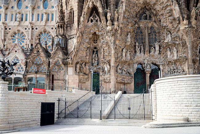 Barcelona, T&acirc;y Ban Nha: La Sagrada Familia, một địa danh đ&oacute;n&nbsp;hơn 3 triệu du kh&aacute;ch mỗi năm cũng c&oacute; l&uacute;c vắng lặng, trầm buồn như thế n&agrave;y.