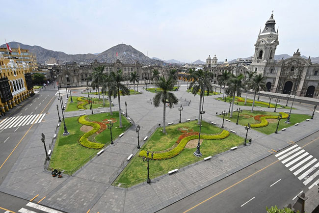 Lima, Peru: Tất cả du kh&aacute;ch đ&atilde; rời khỏi Plaza de Armas (Quảng trường ch&iacute;nh) của Lima, một địa điểm tập trung ch&iacute;nh bao gồm Dinh Tổng thống v&agrave; Nh&agrave; thờ Lima.