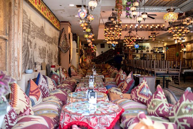 Istanbul, Thổ Nhĩ Kỳ: Nhiều người bị nhiễm SARS-COV-2&nbsp;đ&atilde; được ghi nhận tr&ecirc;n khắp Thổ Nhĩ Kỳ, khiến h&agrave;ng loạt c&aacute;c nh&agrave; thờ Hồi gi&aacute;o, trường học v&agrave; qu&aacute;n c&agrave; ph&ecirc; vỉa h&egrave; đều vắng tanh.