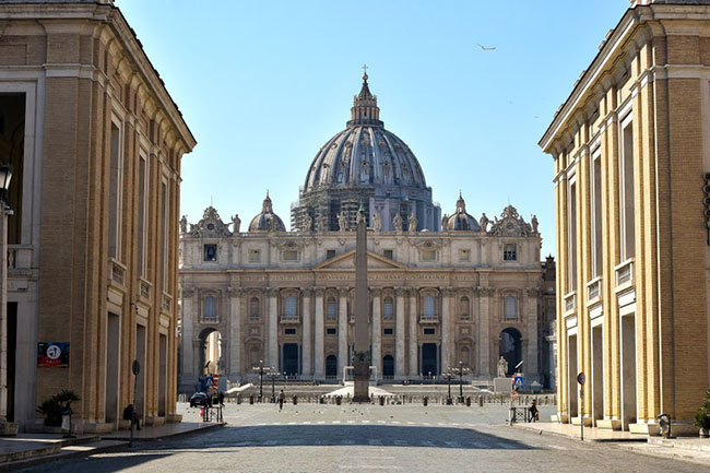 Vatican cũng đ&oacute;ng cửa v&agrave;o Nh&agrave; nguyện Sistine, Bảo t&agrave;ng Vatican v&agrave; c&aacute;c địa điểm Quảng trường St. Peter's thường d&agrave;nh cho kh&aacute;ch du lịch.&nbsp;