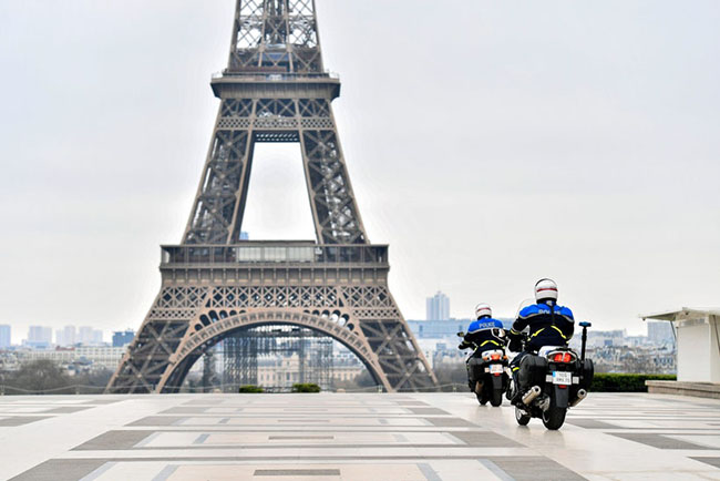 Paris: Nhiều địa điểm lớn nhất của Paris đ&atilde; đ&oacute;ng cửa do sự b&ugrave;ng ph&aacute;t của SARS-COV-2 như Bảo t&agrave;ng Louvre, Cung điện Versailles, th&aacute;p Eiffel.