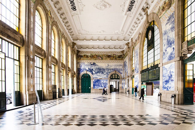 Porto, Lisbon: Sau khi t&igrave;nh trạng khẩn cấp được tuy&ecirc;n bố tr&ecirc;n khắp Bồ Đ&agrave;o Nha, nhiều trung t&acirc;m, bảo t&agrave;ng v&agrave; trường học đ&atilde; đ&oacute;ng cửa do đại dịch.