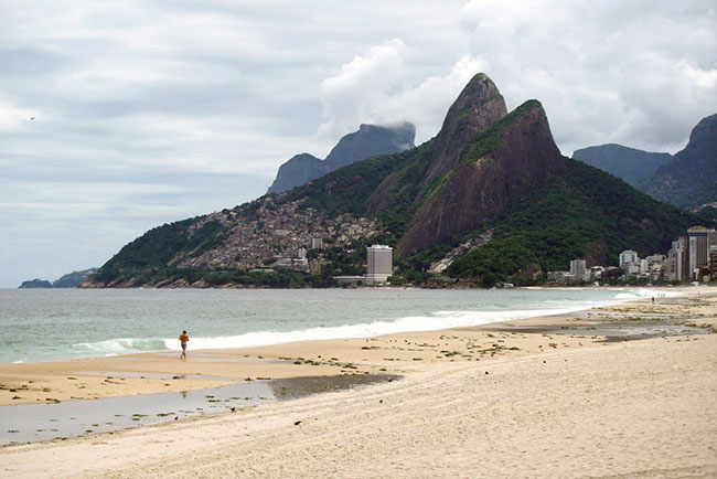 Rio de Janeiro, Brazil: Sau khi Thống đốc bang Rio de Janeiro Wilson Witzel tuy&ecirc;n bố t&igrave;nh trạng khẩn cấp, c&aacute;c b&atilde;i biển đ&ocirc;ng đ&uacute;c như Copacabana v&agrave; Ipanema cũng trở n&ecirc;n vắng vẻ.