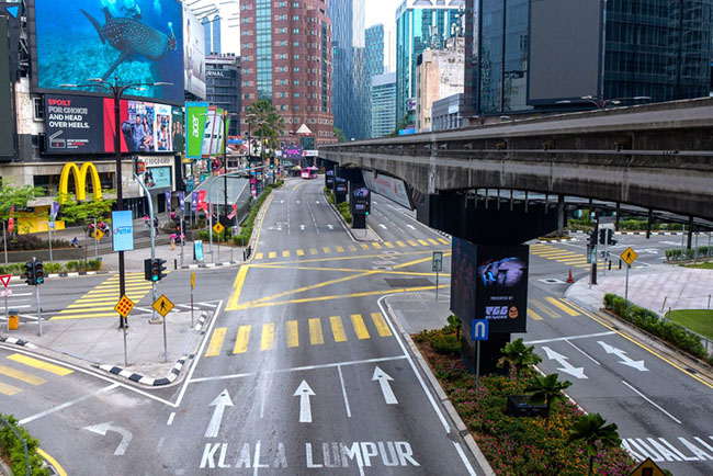 Kuala Lumpur, Malaysia: Một trong những th&agrave;nh phố được du kh&aacute;ch gh&eacute; thăm nhiều nhất năm 2019 hiện tại c&oacute; những con đường vắng vẻ như thế n&agrave;y.