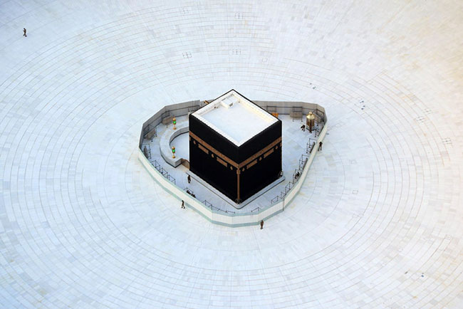 Mecca, Ả Rập X&ecirc;-&uacute;t: Một sự trống rỗng kỳ lạ bao tr&ugrave;m Kaaba linh thi&ecirc;ng trong Nh&agrave; thờ Hồi gi&aacute;o Lớn của Mecca.&nbsp;