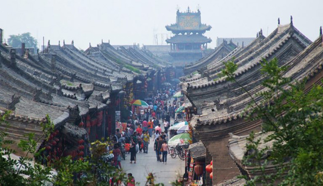 Thị trấn cổ Pingyao nằm ở tỉnh Thiển T&acirc;y, được x&acirc;y dựng v&agrave;o thời T&acirc;y Chu c&aacute;ch đ&acirc;y khoảng 2.700 năm v&agrave; được x&acirc;y dựng bởi c&aacute;c triều đại nh&agrave; Minh v&agrave; nh&agrave; Thanh.
