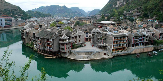 Thị trấn cổ Zhenyuan nằm ở tỉnh Qu&yacute; Ch&acirc;u, l&agrave; một trong những th&agrave;nh phố nổi tiếng nhất ở Trung Quốc v&igrave; c&oacute; nhiều điểm tham quan lịch sử v&agrave; văn h&oacute;a.
