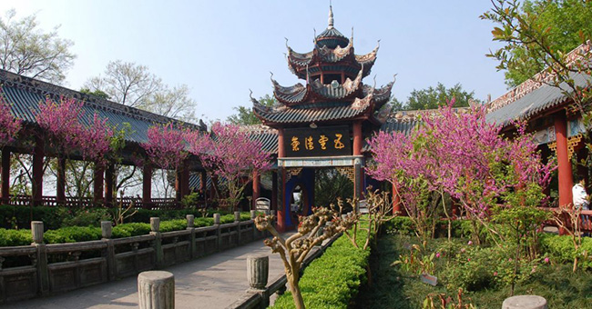 Thị trấn Fengdu nằm ở tỉnh Tr&ugrave;ng Kh&aacute;nh, c&oacute; từ đầu thời nh&agrave; H&aacute;n v&agrave; ngập tr&agrave;n văn h&oacute;a d&acirc;n gian v&agrave; t&ocirc;n gi&aacute;o của Nho gi&aacute;o, Đạo gi&aacute;o v&agrave; Phật gi&aacute;o với khoảng 48 ng&ocirc;i đền được x&acirc;y dựng ở đ&acirc;y.

