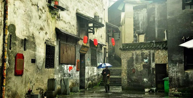 Thị trấn thương mại cổ Hồng Giang nằm ở tỉnh Hồ Nam, được x&acirc;y dựng từ năm 700 trước C&ocirc;ng nguy&ecirc;n v&agrave; ph&aacute;t triển vượt bậc v&agrave;o thời nh&agrave; Minh với điểm nổi bật l&agrave; hơn 300 c&ocirc;ng tr&igrave;nh kiến tr&uacute;c cổ thời Minh v&agrave; Thanh.
