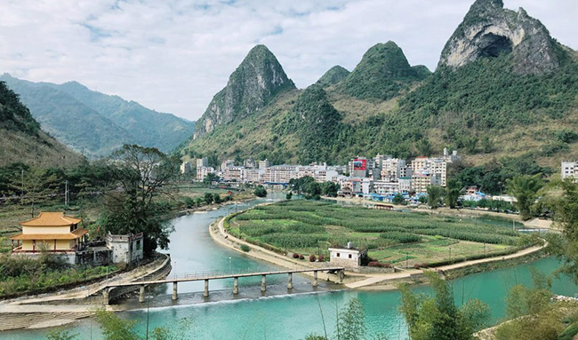 L&agrave;ng Bama nằm ở tỉnh Quảng T&acirc;y, l&agrave; một phần của quận tự trị Bama Yao v&agrave; l&agrave; nơi sinh sống của khoảng hơn 500 người.
