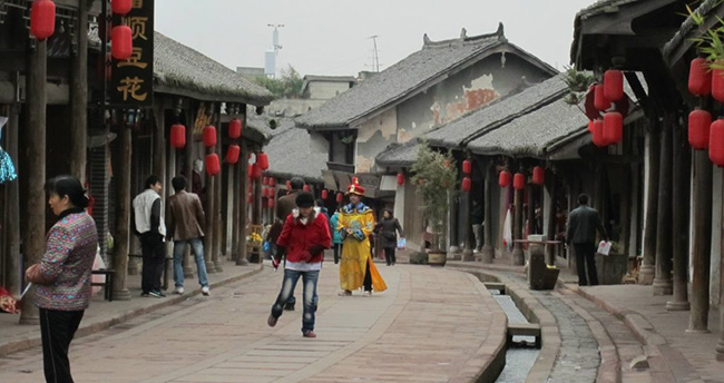 Phố cổ Luodai nằm ở tỉnh Tứ Xuy&ecirc;n, được x&acirc;y dựng v&agrave;o thời Tam Quốc Thục H&aacute;n, l&agrave; một thị trấn do người d&acirc;n tộc thiểu số Hakka h&igrave;nh th&agrave;nh.
