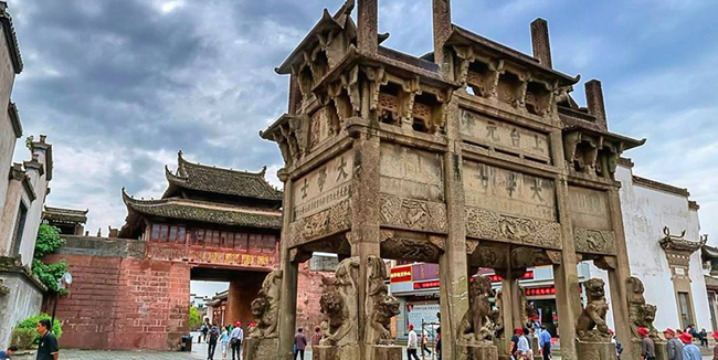 Phố cổ Huệ Ch&acirc;u nằm ở tỉnh An Huy, c&oacute; nguồn gốc từ thời nh&agrave; Tần v&agrave; l&agrave; kinh đ&ocirc; của nh&agrave; Đường.
